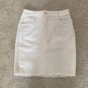 säljer denna söta vita jeans kjol 🤍 kommer inte ihåg vart den köptes men är i jätte fint skick !💘 köptes för några år sedan 🫶 kontakta mig för fler bilder eller intresse 🥰priset kan såklart diskuteras!💖