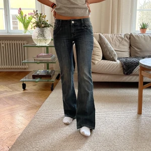 Low waist jeans - Säljer dessa super snygga low waist Jens med coola detaljer på fickorna💖💖