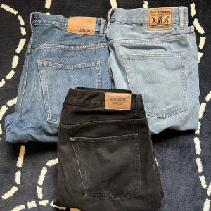Junkyard Jeans - Junkyard jeans i olika färger. Säljes på grund av att de är för stora. Passar perfekt för den som vill ha baggy jeans.  Ljusblå: w 36, 150kr Mörkblå: w 36, 150kr Svart: w 36, 150kr  