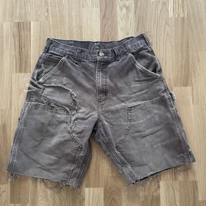 Bruna vintage Carhartt shorts  - Avklippta carhartt work pants, perfekta till sommaren! Pris går att diskutera vid snabb affär 