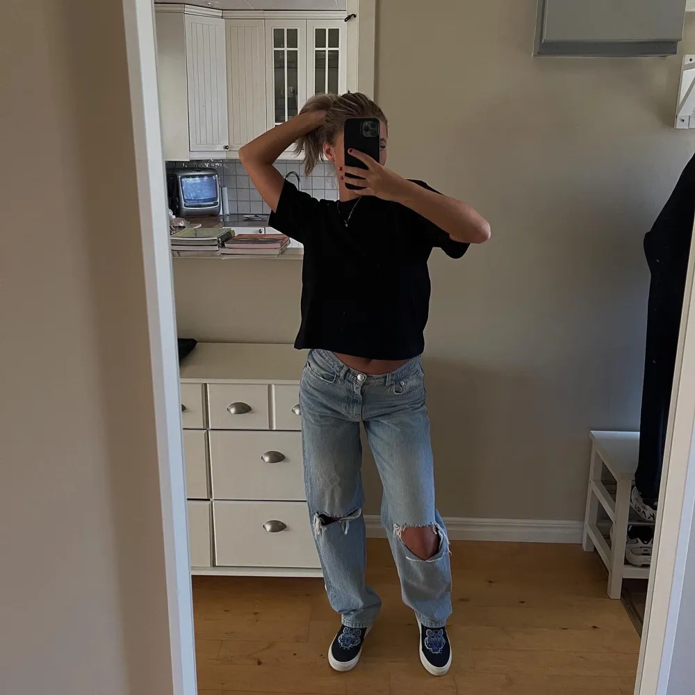 Säljer nu dessa lite oversized jeans från Gina, asballa och sköna! ☺️. Jeans & Byxor.