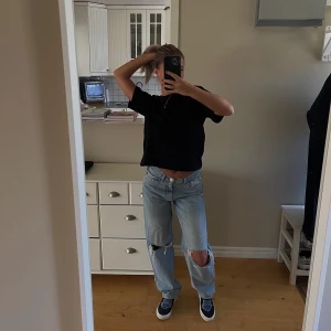 Jeans - Säljer nu dessa lite oversized jeans från Gina, asballa och sköna! ☺️
