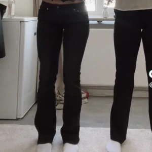 Zara jeans  - Säljer mina jeans från Zara med slits längst ner, jätte snygga och bra skick!