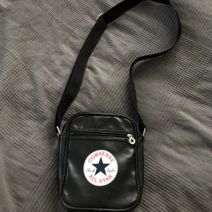 Väska - Riktigt cool väska. Man får plats med mer än vad man kan tro och den har många bra fack. Bandet går även att ändra.