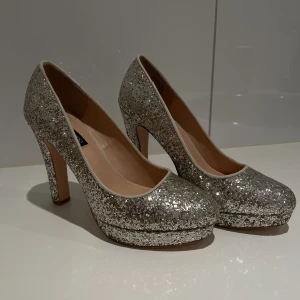 Klackskor - Glittriga klackar som endast är testade hemma några gånger!✨ Klacken är ca 9 cm