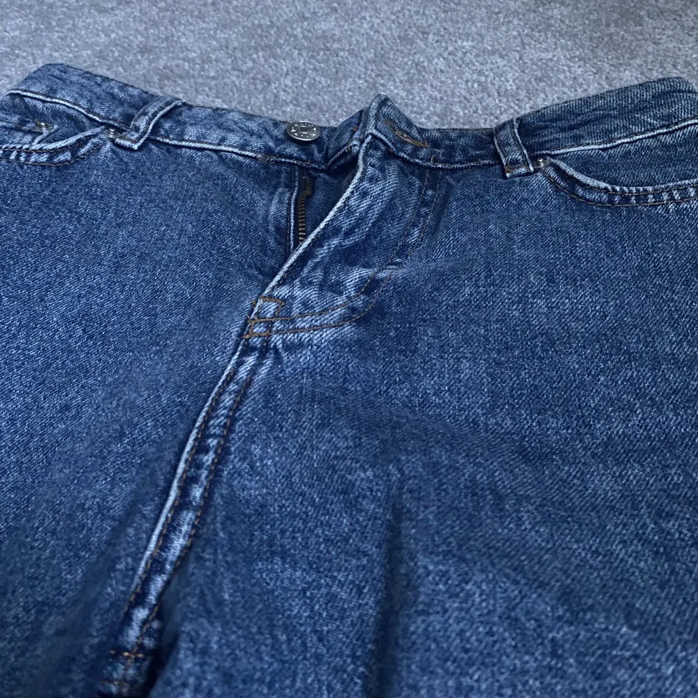 Ett par straight jeans från NA-KD, säljer för att de är för små för mig som är drygt 1,70. Köpare står för frakt och slarv i posten🤍. Jeans & Byxor.