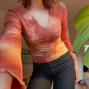 Långärmad - Spräcklig y2k inspirerad långärmad med utsvängda ärmar.