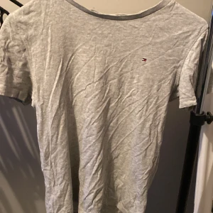 Tommy hilfiger  - En helt okej skcika ett litet hål på baksidan som går och laga där av pirset. Den är xs men passar en s med. Kom med pris.