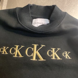 Calvin Klein  - Som ny använd 3 gånger typ. Står storlek L men tycker den är väldigt liten för att vara L. Själv är jag S och tycker den är bra på mig så skulle säga S-M. Den är bra skick och såklart äkta. Kom med  pris förslag