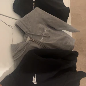 Märkes tröjor  - Sailracing tröja, Calvin Klein tröja och Nike Hoodie. Kom privat för olika pris osv! 