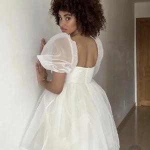 Studentklänning  - Superfin studentklänning från Nakd. Perfekt för student eller midsommar! Aldrig använd!💕