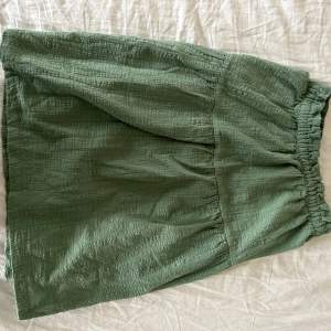 Säljer min jätte fina gröna kjol från Hm😀 Den är stretchig i midjan. Passar allt från XS-M. Jätte fin och aldrig använd 