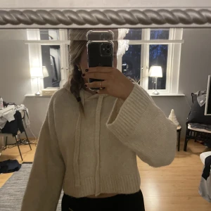 Stickad hoddie - Super fin cropad stickad hoddie i begie. Den är från zara och är i stl M/L men funkar som en S/M. Använt endast 1 gång och den har inte kommit till någon användning🥰 lite stickig men det funkar!🩷