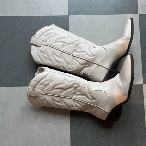 Cowboy boots  - Vita cowboy boots. De finns små slitningar vid tårna men annars i bra skick 