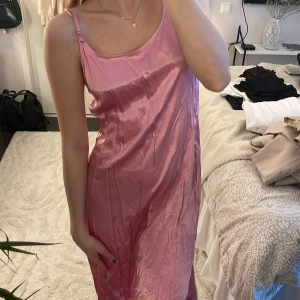 Klänning - Rosa satin liknande klänning från hm. Gör ej rättvisa på bilderna då den är väldigt skrynklig. Aldrig använd💕