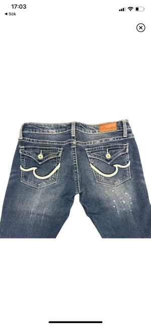 Lågmidjade vintage jeans - Säljer dessa bootcut jeans som jag köpte av Ett Märke men som tyvärr var för små. De är Såå fina med fina detaljer på fickorna. 