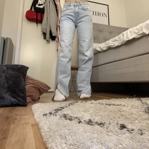 Jeans  - Jeans de är helt nya använt 1 gång de är för stora för mig i låren enligt mig och i längden däröfr jag säljer dessa man jätte snygga enligt mig annars❤️