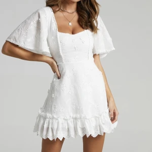 Vit klänning - Super super fin klänning som jag använde när jag tog studenten. Använd endast en gång under ett utspring på studenten. Köpte för 790kr plus frakt.