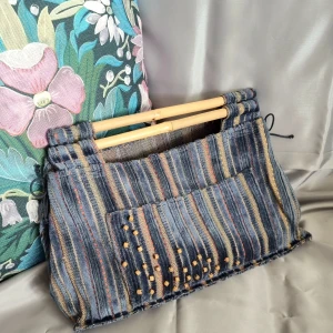 Handgjort väska - Otroligt handgjort fina väska. Väskan i bra skick. Material: gobeläng, bambu.