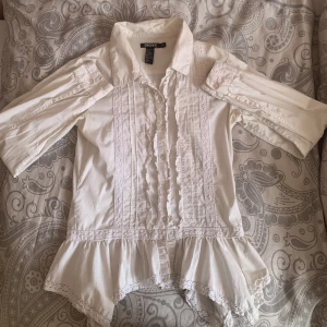 DKNY skjorta - säljer min älskade vintage dkny skjorta. superfint skick då den endast använts vid fintillfällen. står XL men passar mig som har S i vanliga fall. superfina detaljer på hela skjortan! bara att skriva vid fler funderingar❤️❤️