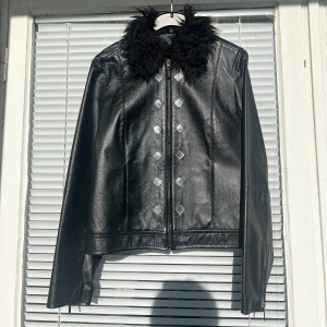 Vintage läderjacka  - Svincool och unik läderjacka (äkta läder) säljes! Fint skick, de silvriga detaljer skiljer sig i färg något från varandra. Annars toppen skick, inga skavanker eller dylikt. Strl: 38, upplever den som strl: S. Har även en innerficka. 