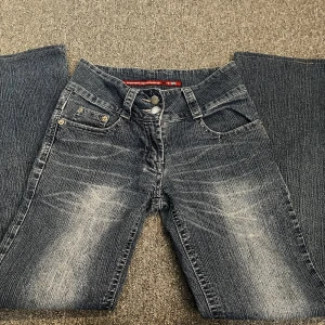 bootcut jeans - Midwaist bootcut jeans med fjärilar och paljetter på ena benet från miss sixty. Jag har sytt upp de för att passa mig som är 162cm. Midjemått 67cm, innerbenslängd 73cm. Vintage🌸