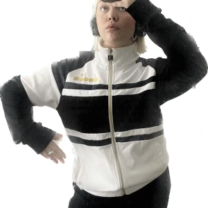 Zip sweater adidasliknande - Strl L/M Som nyskick förutom några märken på halsen.