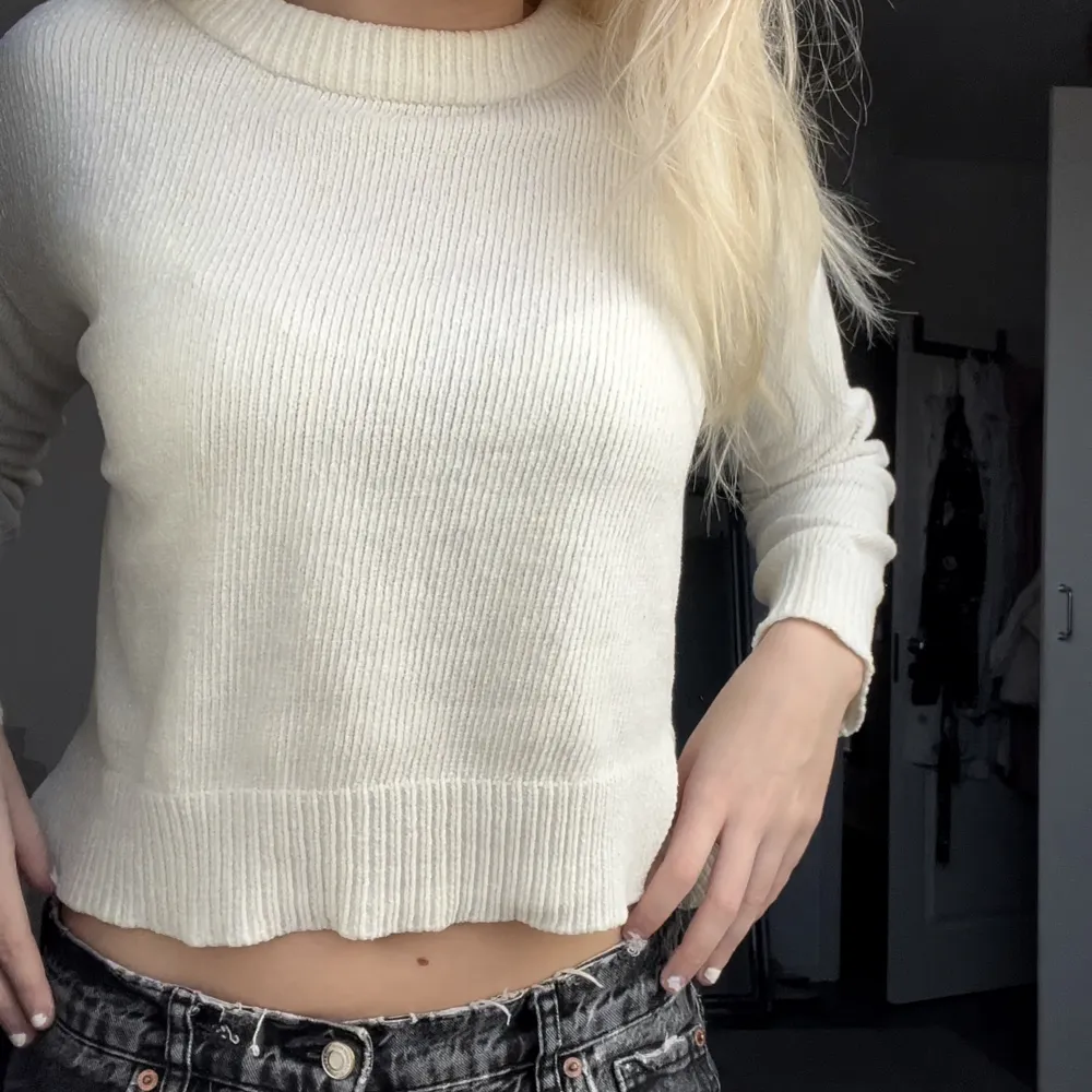 cropped vit tröja med en ”slits” öppning på sidorna från Cubus storlek 158/164. Passar nog en XS då den är lite för liten för mig som är en S. 150kr inklusive frakt.. Toppar.