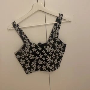 Blommigt linne - Använd 1 gång. I perfekt skick 