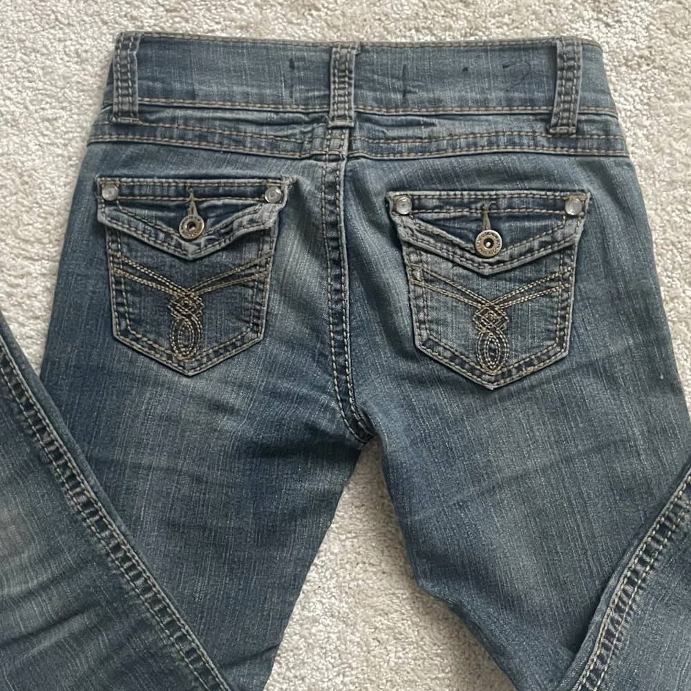 Säljer dessa lågmidjade jeansen som jag köpte på Plick, säljer eftersom de inte har kommit till användning. Jeansen är ganska tajta, men har sprätt upp längst ner av byxan så att de blir lite mer utsvängda. (Storlek står inte men jag är 172 cm) . Jeans & Byxor.