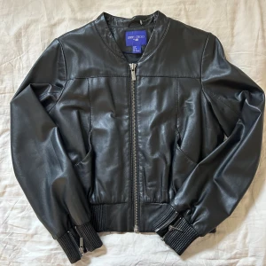 Jimmy Choo x H&M  - Såå cool Jimmy Choo x H&M skinnjacka😍Aldrig använd. Perfekt till våren💞Nypris: ca 2000 kr. Pris är inklusive frakt. Obs! Den är liten i storlek, skulle säga att den passar 34/36 om man vill att den ska sitta normalt och 38 om man vill ha den tightare💞