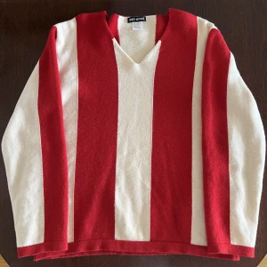 Issey Miyake tröja  - Köpt här på Plick för 650kr. OBS: se lätt missfärgning på bild 3. Föer bilder finns. Pm för frågor. Allt gott! 