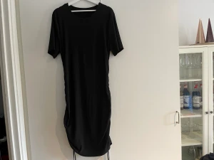 Klänning  - En superfin svart klänning som man kan avgöra själv hur lång/kort den ska vara 