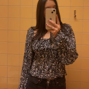 Blommig blus  - Blommig blus från Gina tricot i storlek S. Aldrig använd! Köpte två storlekar och säljer därför den andra. Köparen står för frakten!💗