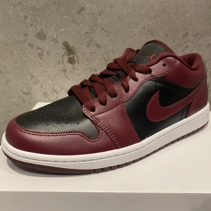Jordan 1 low Dark Beetroot - Jordan 1 low Dark Beetroot i storlek 42, helt nya och oanvända.