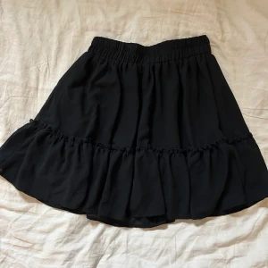 Svart minikjol - Svart minikjol, bra skick💞Pris är inklusive frakt.