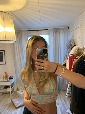 Söt topp  - En söt sommartopp som har flera fina färger, superfin när man är brun😍