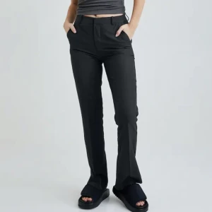 Kostymbyxor  - Säljer dessa fina kostymbyxor då jag har 2 par av dem! Dem är använda fåtal gånger. Dem är i nyskick, inga lösa sommar mm. Hör av er om ni är intresserade💕