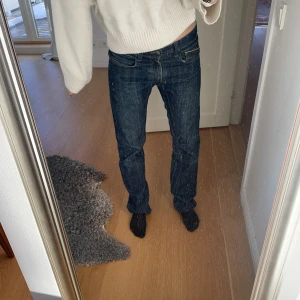 Lågmidjade jeans - Säljer dessa lågmidjade vintage jeans köpta i Paris för ca 1200kr. Jättesnygga och sköna!🤩 De är långa i benen och jag är 175cm lång. Passa på om ni vill ha en högkvalitativ byxa med låg midja och snygg tvätt!💙💙