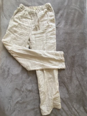 Linnebyxor - Säljer mina beiga linnebyxor från Arket. Nästan aldrig använda 💞