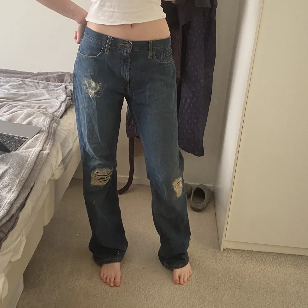 Lösa/utsvänga jeans från levis med slitningar. Modell: 527 Low boot cut. Jeans & Byxor.