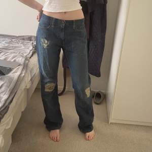 Lösa/utsvänga jeans från levis med slitningar. Modell: 527 Low boot cut