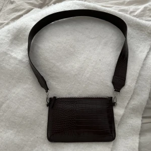 Carin Wester väska - Superfin axelremsväska från Carin Wester i nyskick! 