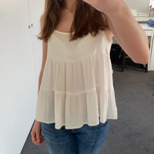 Topp - Säljer ett helt oanvänt vitt linne som köptes förra sommaren. Storlek xs men passar även upp till m. 