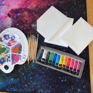 Målar kit  - Målar kit med akrylfärger, penslar och tavlor samt en färg bricka. Använd 1 gång så mkt kvar. Köpare står för frakt.🥰