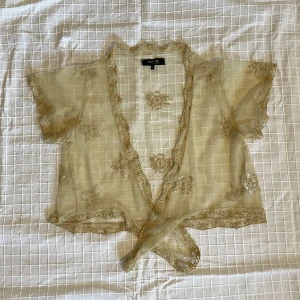 Meshkofta - Guldig meshkofta i storlek 36. Frakt tillkommer 💞