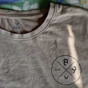 Beige T-shirt - Ljus beige T-shirt. SOC sportwear.