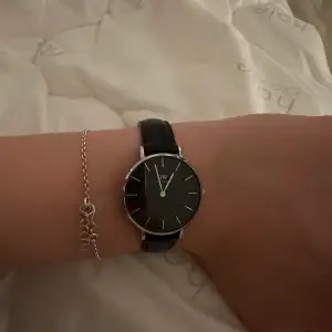 Säljer denna skitsnygga klocka från Daniel Wellington, aldrig använd, som ny!!