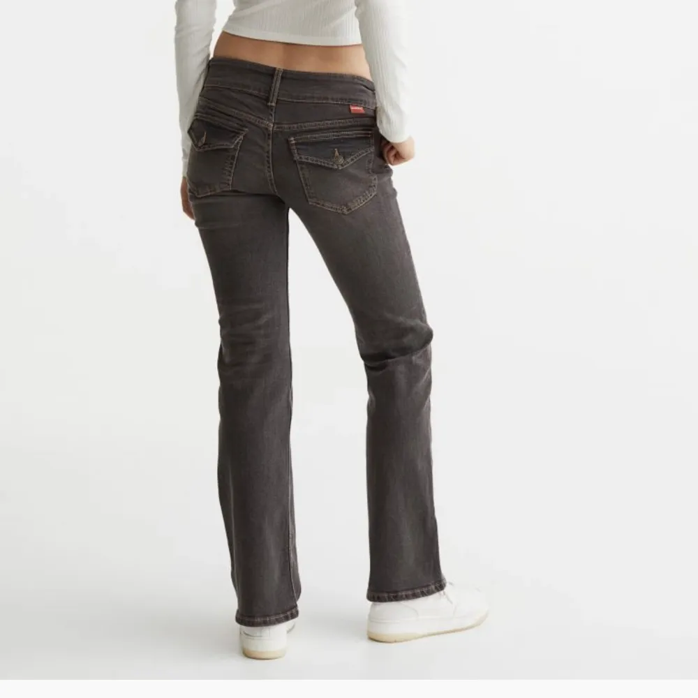 Nästintill oanvända jeans från hm  Storlek 38 Möts upp i Sthlm eller fraktar . Jeans & Byxor.