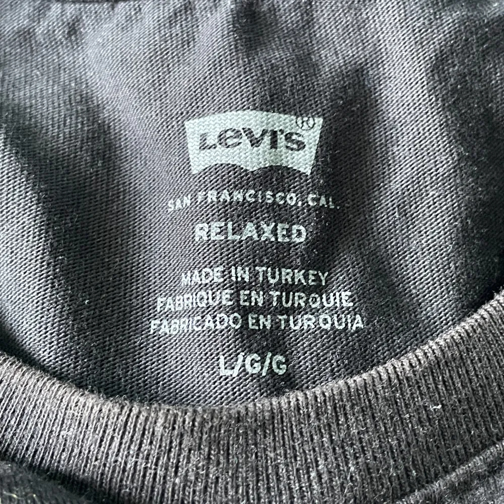 ✨Svart Levi’s t-shirt med fint tryck som knappt är använd. Regular fit men passar som oversized också🙌. T-shirts.